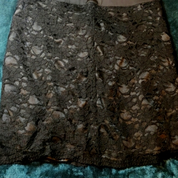 NWOT, black lace skirt by Chinese Laundry, unique back zipper, pristine! - Picture 3 of 7